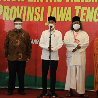 Presiden Joko Widodo didampingi Gubernur Ganjar Pranowo dan tokoh lintas agama memberikan sambutan saat mengunjungi vaksinasi massal di MAJT