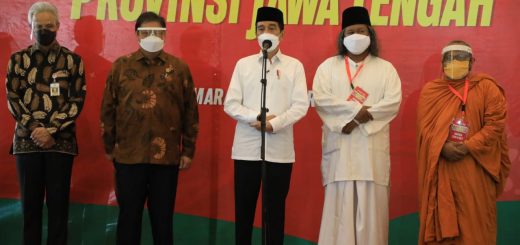 Presiden Joko Widodo didampingi Gubernur Ganjar Pranowo dan tokoh lintas agama memberikan sambutan saat mengunjungi vaksinasi massal di MAJT