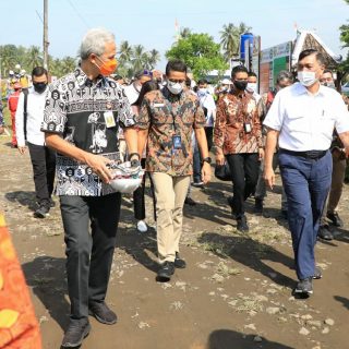 Gubernur Jateng Ganjar Pranowo mendampingi Menko Marinvest Luhut Binsar Pandjaitan, Menparekraf Sandiaga Uno dan Mendikbud Nadiem Makarim mengunjungi kawasan Borobudur, Jumat (12/3)