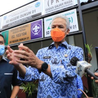 Gubernur Jateng Ganjar Pranowo dan Wali kota Salatiga Yulianto mengecek persiapan pembelajaran tatap muka di beberapa sekolah