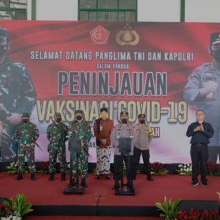 Panglima TNI Marsekal Hadi Tjahjanto bersama Kapolri Jenderal Listyo Sigit Prabowo meninjau proses vaksinasi di Semarang.