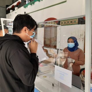 Calon penumpang KA di Stasiun Tawang melakukan pemeriksaan GeNose