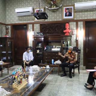 Wali Kota Solo Gibran Rakabuming Raka dan Bupati Sukoharjo, Etty Suryani serta anggota DPR RI, Aria Bima bertemu Gubernur Ganjar Pranowo dan mengadakan pembicaraan di rumah dinas gubernur