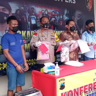 Wakapolrestabes Semarang, AKBP IGA Dwi Perbawa Nugraha memberikan keterangan pers soal kasus pembunuhan wanita di Gunungpati, Semarang.