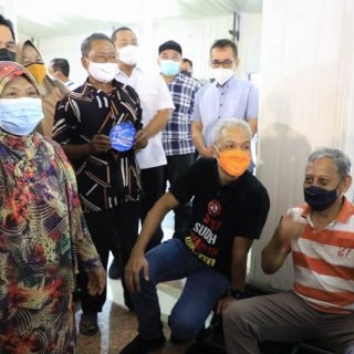 Gubernur Ganjar Pranowo berdialog dengan para lansia yang telah divaksin Covid-19