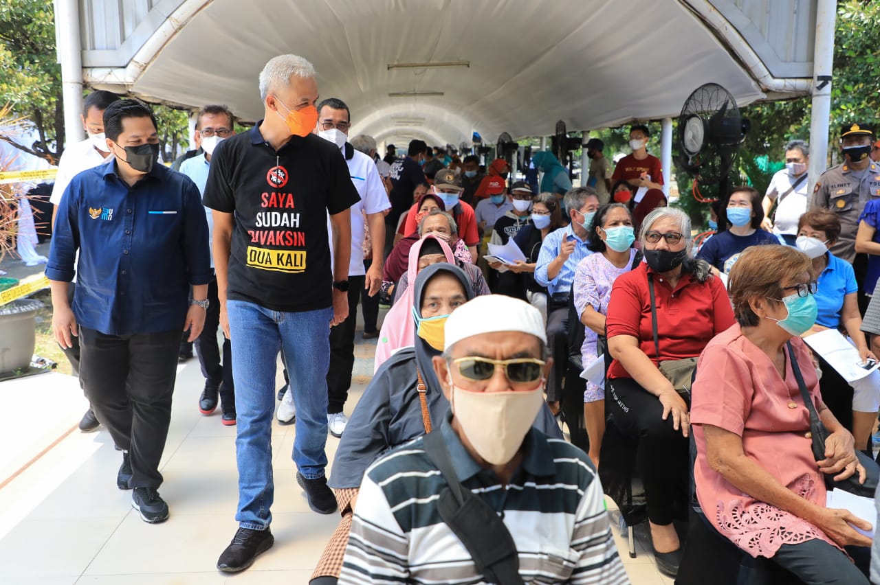 Menteri BUMN Erick Thohir didampingi Gubernur Jateng Ganjar Pranowo mengecek ke cek Sentra Vaksinasi di Kota Semarang