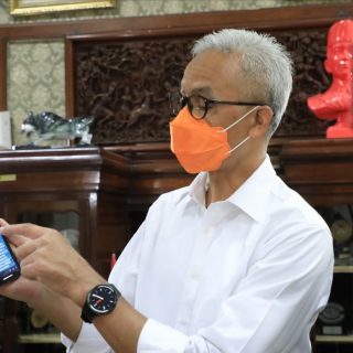 Gubernur Ganjar Pranowo menunjukkan informasi penyerahan ijazah 174 siswa SMK Pelita Bangsa Sragen yang dikirim ke handphonenya