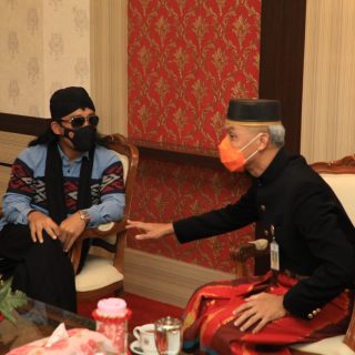 Gubernur Jateng Ganjar Pranowo berdialog dengan Gus Miftah.