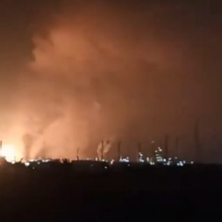 Kobaran api menyala saat kilang minyak Pertamina di Balongan, Indramayu terbakar Senin dini hari (29/3/2021).