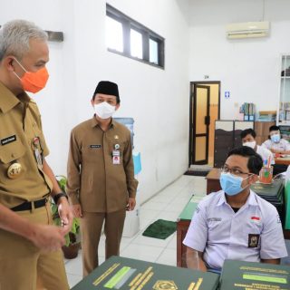 Gubernur Jateng Ganjar Pranowo berbincang dengan siswa saat meninjau persiapan PTM sekolah di Solo