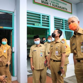 Gubernur Jateng Ganjar Pranowo dan Wali Kota Solo Gibran Rakabuming Raka meninjau SMAN 1 Surakarta