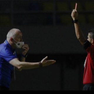 Pelatih Semarang Dragan Djukanovis diganjar kartu merah akibat protes berlebihan kepada wasit