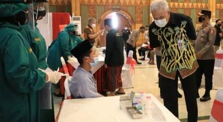 Gubernur Jawa Tengah, Ganjar Pranowo, meninjau pelaksanaan vaksinasi massal di aula MAJT