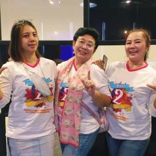 Devi Anggarawati berfoto bersama Mami Agnes dan Sandi Yulianawati