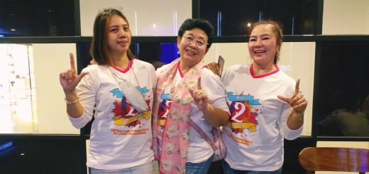 Devi Anggarawati berfoto bersama Mami Agnes dan Sandi Yulianawati