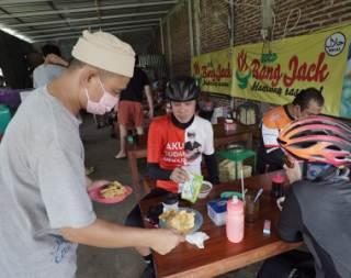 Gubernur Ganjar Pranowo dan istri menyempatkan mampir di warung soto "Bang Jack" di Karanganyar milik Joko Trihermanto atau Jack Harun, seorang mantan teroris