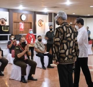 Presiden Jokowi didampingi Gubernur Jateng Ganjar Pranowo, Ketua Komite Komite Penanganan Covid-19 dan Pemulihan Ekonomi Nasional Airlangga Hartarto meninjau vaksinasi massal bagi pejabat publik, di Gedung Gradhika Bhakti Praja, kompleks Kantor Gubernuran Kota Semarang, Rabu (10/3).