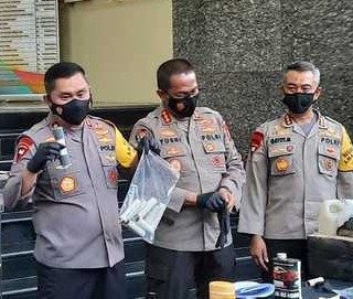 Kapolda Metro Jaya Irjen Fadli Imran menunjukkan barang bukti dari hasil penangkapan empat terduga teroris di Jakarta dan Bekasi