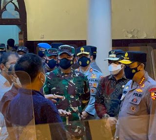 Kapolri Jenderal Listyo Sigit Parabowo dan Panglima TNI, Marsekal TNI Hadi Tjahjanto meninjau langsung lokasi bom bunuh diri di Makassar.