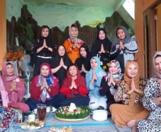 Para anggota LCC Chapter Semarang berfoto bersama seusai pemotongan tumpeng