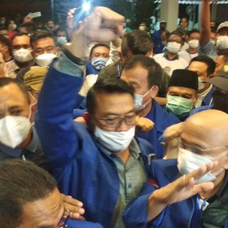 Moeldoko mengepalkan tangannya saat mendatangi KLB Sumut.