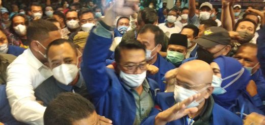Moeldoko mengepalkan tangannya saat mendatangi KLB Sumut.