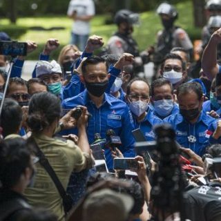 AHY bersama ratusan kader nobar pengumuman pemerintah soal kisruh partai berlambang mercy di Kantor Demokrat.