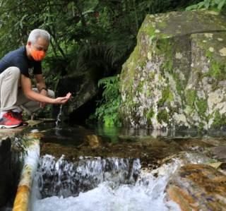Gubernur Ganjar Pranowo mengunjungi objek wisata Telaga Madirda di Ngargoyoso, Karanganyar yang banyak sumber mata air, Sabtu (13/3)