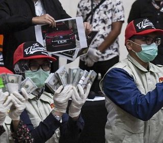 KPK menunjukkan barang bukti berupa uang yang diduga diperoleh Juliari dari hasil korupsi dana bansos Covid-19