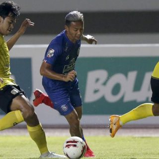 Dua pemain belakang Barito Putera menempetl ketat pergerakan pemain Arema FC, Dendi Santoso pada laga kedua grup A Piala Menpora, di Stadion Manahan, solo, Kamis (25/3/2021)
