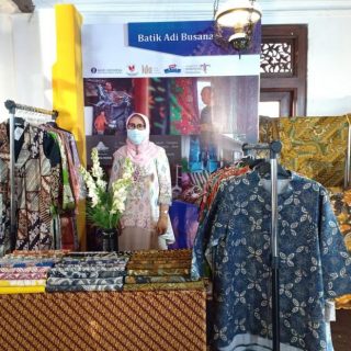 Inovasi motif batik selalu ditunggu masyarakat pecinta busana warisan leluhur.