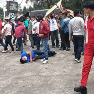 Massa Partai Demokrat Pro-KLB dan massa AHY terlibat bentrok di depan Hotel The Hill Sibolangit, Sumut, Jumat (5/3/2021).