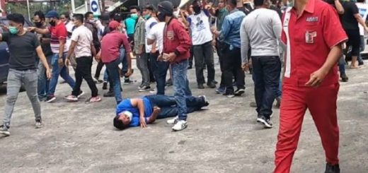 Massa Partai Demokrat Pro-KLB dan massa AHY terlibat bentrok di depan Hotel The Hill Sibolangit, Sumut, Jumat (5/3/2021).