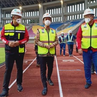 Wali Kota Surakarta Gibran Rakabuming Raka mengecek kesiapan Stadion Manahan