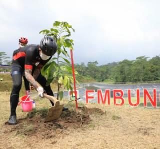 Gubernur Ganjar Pranowo, menanam pohon di kawasan Embung Kedung.