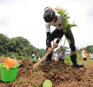 Gubernur Ganjar Pranowo memimpin penanaman pohon di Dusun Bulu, Desa Salam, Karanganyar untuk dijadikan destinasi wisata alami