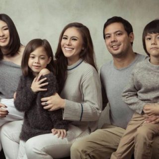 Pasangan Wulan Guritno dan Adilla Dimitri saat berbahagia bersama anak-anaknya.