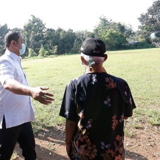 Wali Kota Semarang meninjau lapangan olahraga yang akan dijadikan area resapan air.