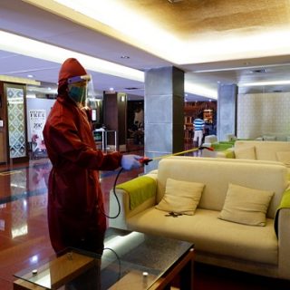 Area publik Hotel Pandanaran Simpanglima yang menjadi area publik karyawan dan tamu hotel disemprot desinfektan.