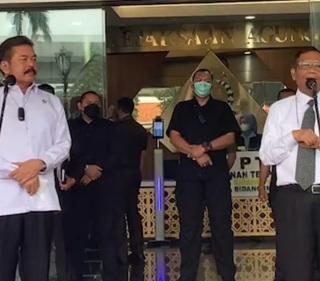 Menko Polhukam Mahfud MD (kanan) dan Jaksa Agung ST Burhanuddin memberikan keterangan pers soal jabatan Jampidmil yang akan diisi jenderal TNI bintang 3.  