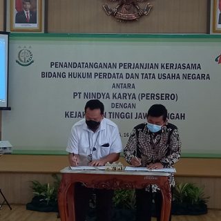 Kajati Jateng Priyanto dan Sekretaris Perusahaan PT Nindya Karya Arista Febri Eriyawan melakukan penandatanganan kerja sama.