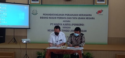 Kajati Jateng Priyanto dan Sekretaris Perusahaan PT Nindya Karya Arista Febri Eriyawan melakukan penandatanganan kerja sama.
