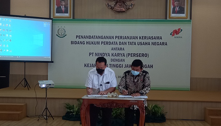 Kajati Jateng Priyanto dan Sekretaris Perusahaan PT Nindya Karya Arista Febri Eriyawan melakukan penandatanganan kerja sama.