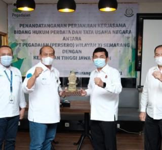 Kajati Jateng Priyanto (kedua dari kanan) dan Pemimpin Wilayah PT Pegadaian (Persero) XI Semarang  Edi Sarwono (kedua dari kiri) dan Wakajati Jateng Bambang Haryanto foto bersama seusai menandatangani Nota Kesepahaman.