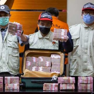 KPK saat menunjukkan uang tersangka Nurdin Abdullah yang diduga diperoleh dari hasil korupsi.