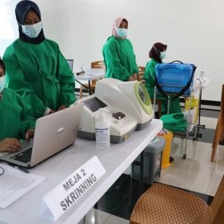 Petugas kesehatan sedang mendata vaksinasi Covid-19