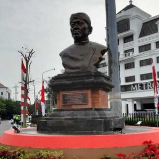 Patung Ki Nartosabdo di depan Jalan Pemuda Semarang