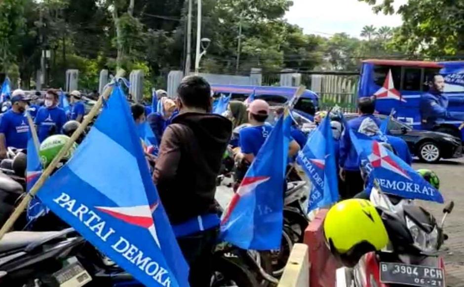 Pendukung AHY saat menuju gedung KPU.