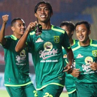 Para pemain Persebaya Surabaya melakukan selebrasi usai menggilas Madura United 2-1.