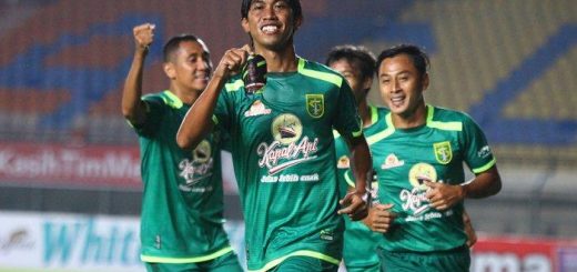 Para pemain Persebaya Surabaya melakukan selebrasi usai menggilas Madura United 2-1.